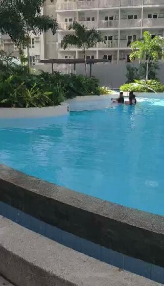 宿舍楼下的游泳池